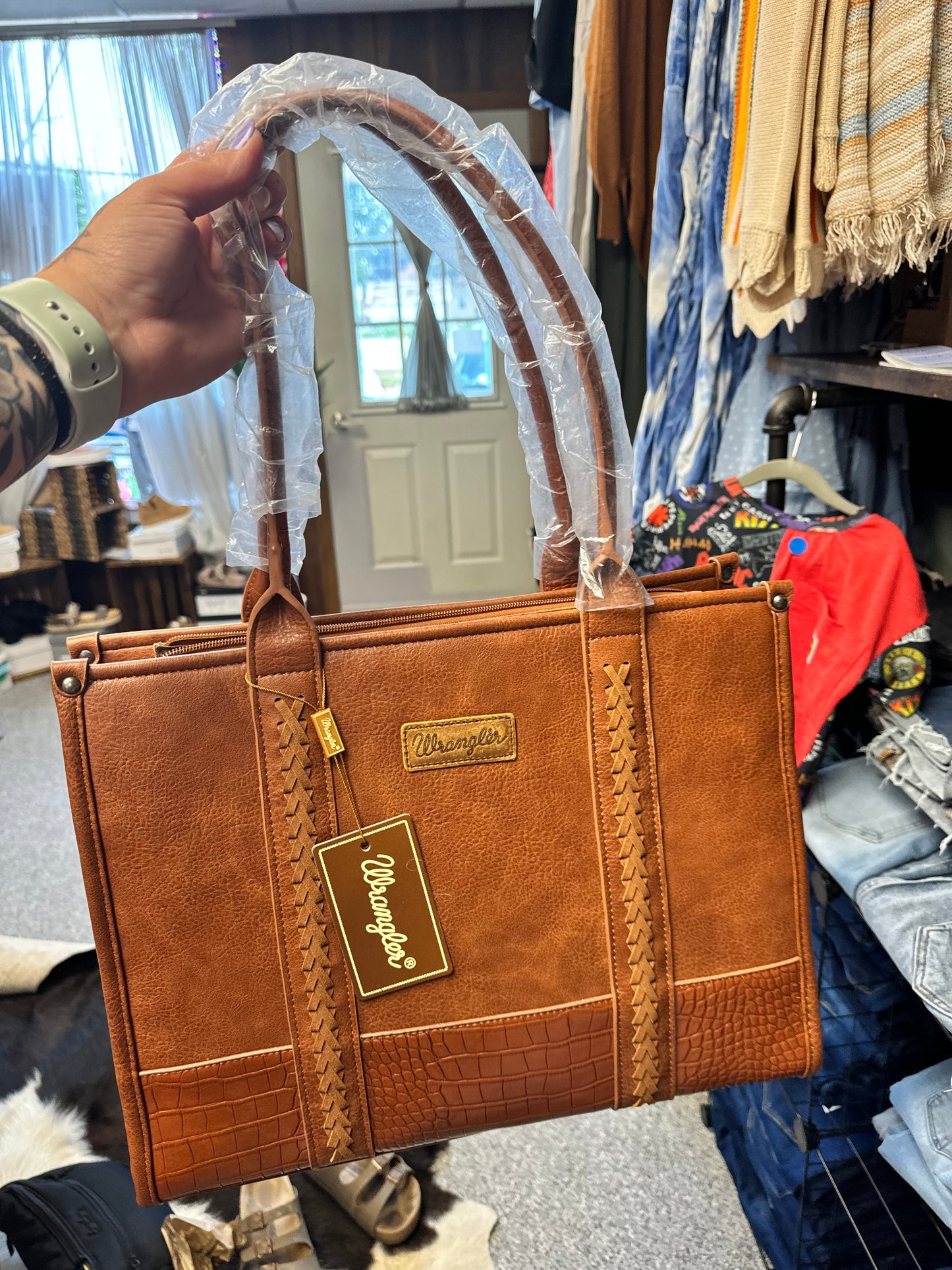 Wrangler alligator tore